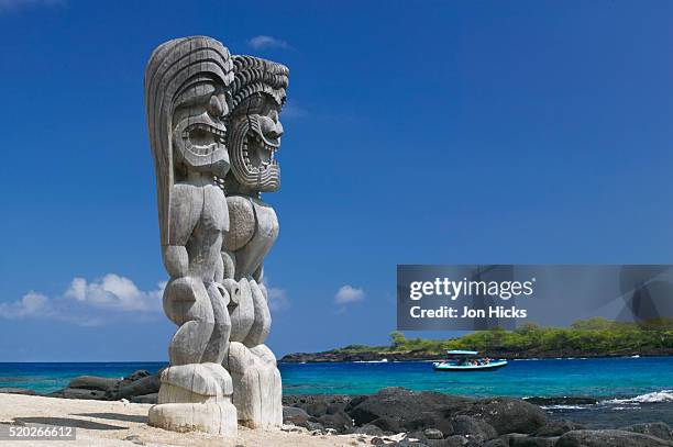 ki'i akua at city of refuge national historic park - tiki stock-fotos und bilder