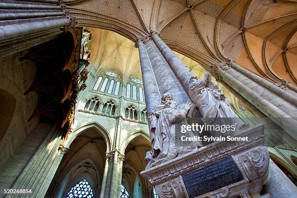 tomb of antoine niquet at notre-dame d'amiens cathedral - cathedral photos et images de collection