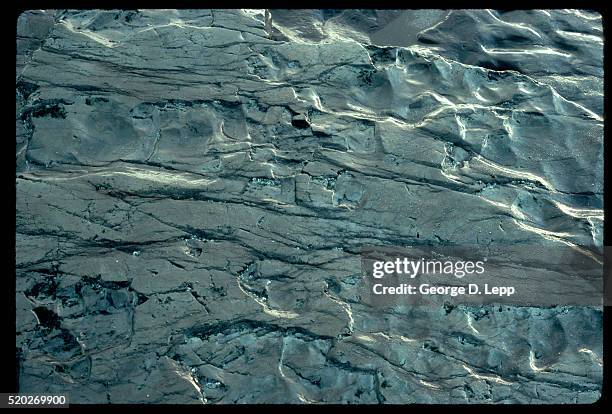 closeup of rock patterns in monterey shale - parque estatal de montaña de oro fotografías e imágenes de stock