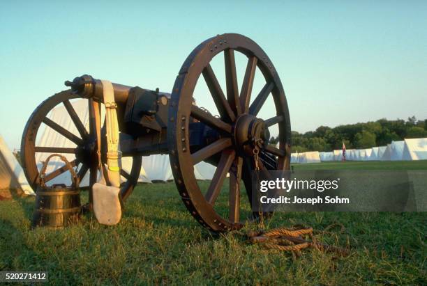 american revolution continental army cannon - reenactment stock pictures, royalty-free photos & images