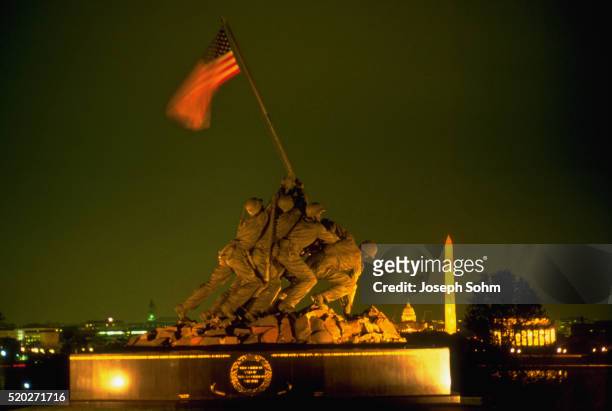 iwo jima war memorial by felix w. de weldon at night - 硫黄島の戦い ストックフォトと画像