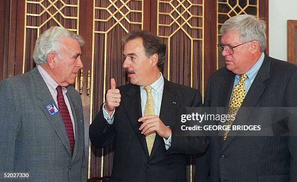 Colombian President Andres Pastrana speaks with US Rep. Benjamin Gilman,R-NY, and Rep. Dennis Hastert,R-IL, on Capitol Hill in Washington, DC 24...