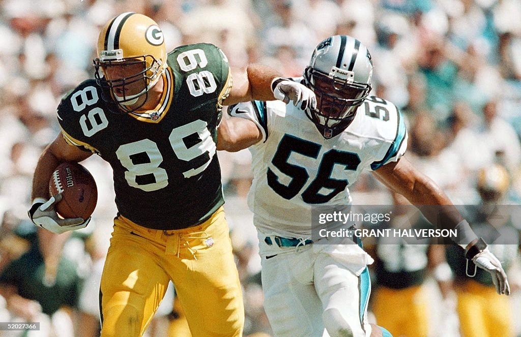 Green Bay Packers player Mark Chmura (L) beats Car