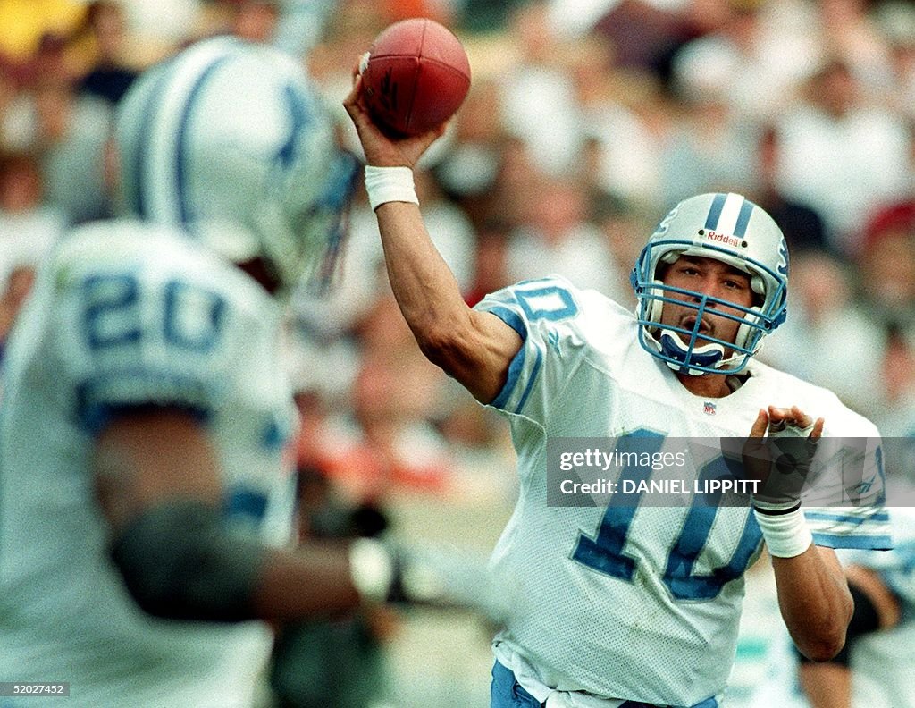 Detroit Lions rookie quarterback Charlie Batch (R)