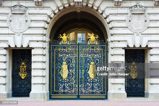 ornate gates of buckingham palace, london - buckingham palace gates stock pictures, royalty-free photos & images