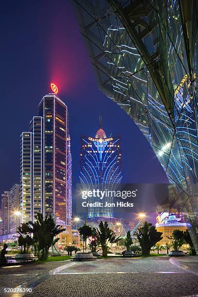 grand lisboa casino at dusk. - macao fotografías e imágenes de stock