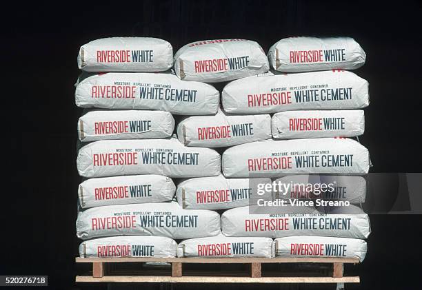 sacks of riverside white cement - sacchi cemento foto e immagini stock
