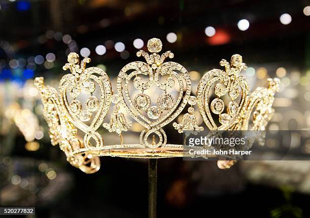 manchester tiara by cartier, victoria and albert museum, london - victoria and albert museum london stock pictures, royalty-free photos & images