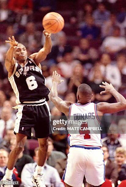 San Antonio Spurs Guard Avery Johnson passes the b, Fotografía de noticias
