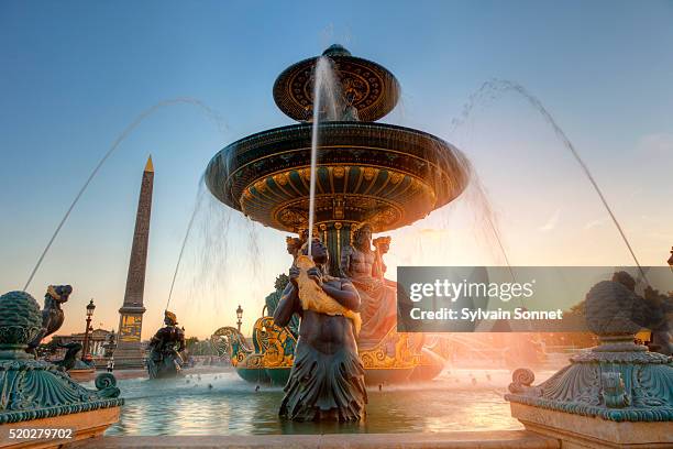 fountain in place de la concorde - fountain stock-fotos und bilder