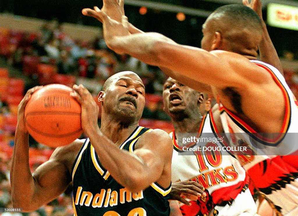 Indiana Pacers Ricky Pierce(L) is swarmed by Atlan