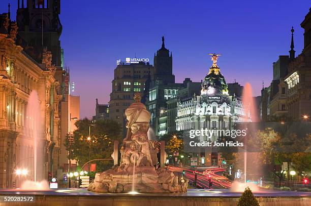 fuente de cibeles and el edificio metropolis on the gran via - cibeles stock-fotos und bilder