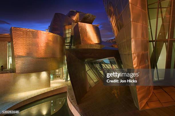 guggenheim museum bilbao - guggenheim museum bilbao stockfoto's en -beelden