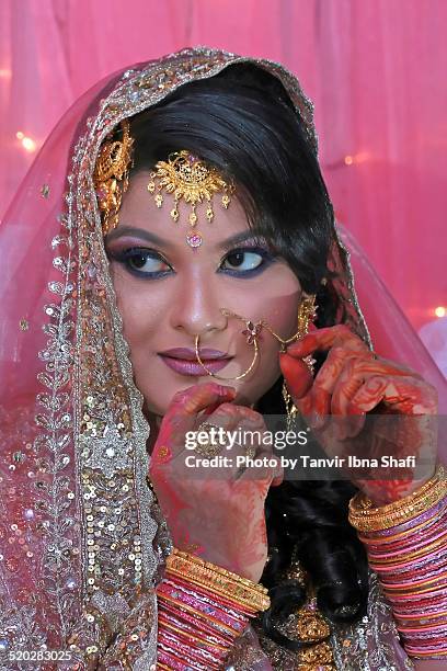 a young indian woman in her wedding day - bangladeshi bride stock pictures, royalty-free photos & images