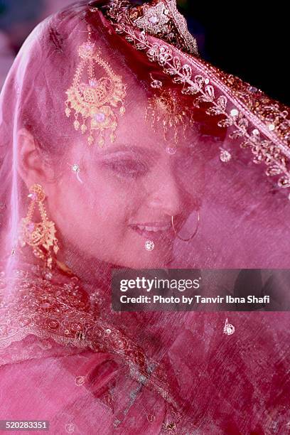 a young indian bride in her wedding day - bangladeshi bride 個照片及圖片檔