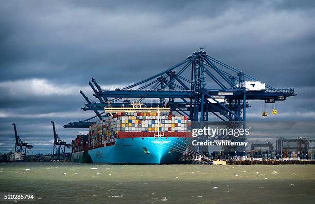 navi da carico di contenitore a felixstowe - maersk foto e immagini stock