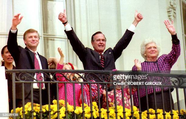 President George Bush , First Lady Barbara Bush and Vice President Dan Quayle wave to a welcoming crowd 04 November 1992 at the White House. Bush was...