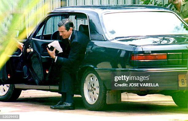 Suspended Brazilian President Fernando Collor de Mello arrives 28 December 1992 at a library to meet with lawyers before the start of his 29 December...