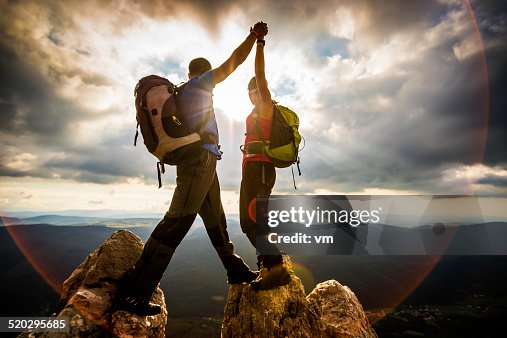 Paar auf einen Berg angesprochen Hände schütteln Paar auf einen Berg angesprochen Hände schütteln