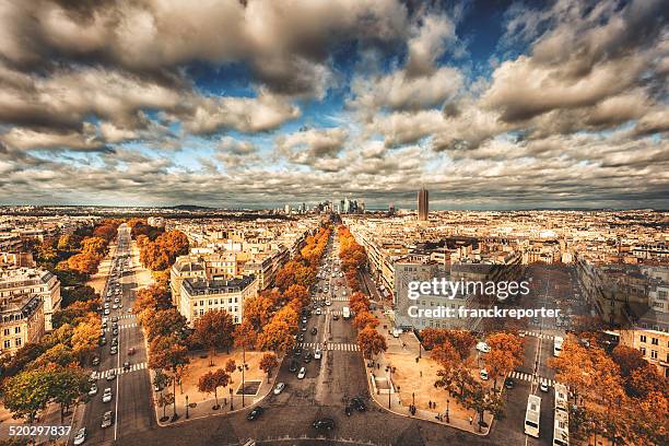 pariser luftaufnahme von la defense - avenue des champs élysées stock-fotos und bilder