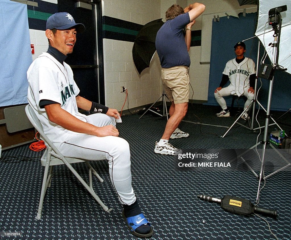 Japanese baseball player Ichiro Suzuki(L) poses du
