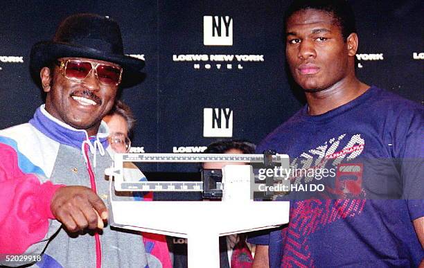 Riddick Bowe Vs Michael Dokes 1993 Photos and Premium High Res Pictures ...