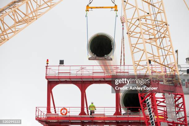 lifting wind turbine blades onto a jack up barge to build the walney offshore wind farm. - siemens stock pictures, royalty-free photos & images