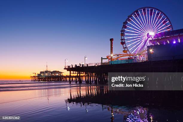 santa monica pier at dusk. - santa monica pier stock-fotos und bilder