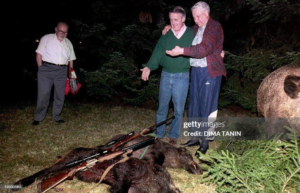 Russian President Boris Yeltsin (R) and Canadian P