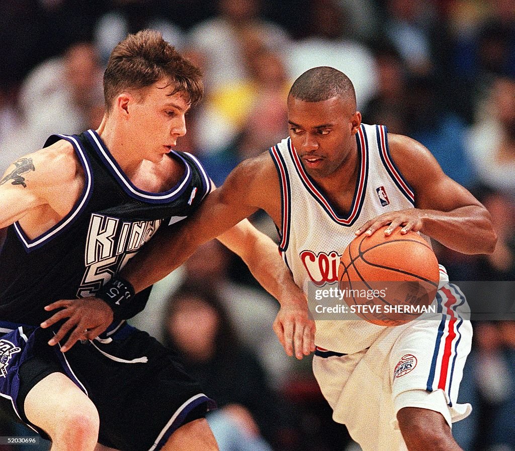 Darrick Martin of the Los Angeles Clippers (R) dri