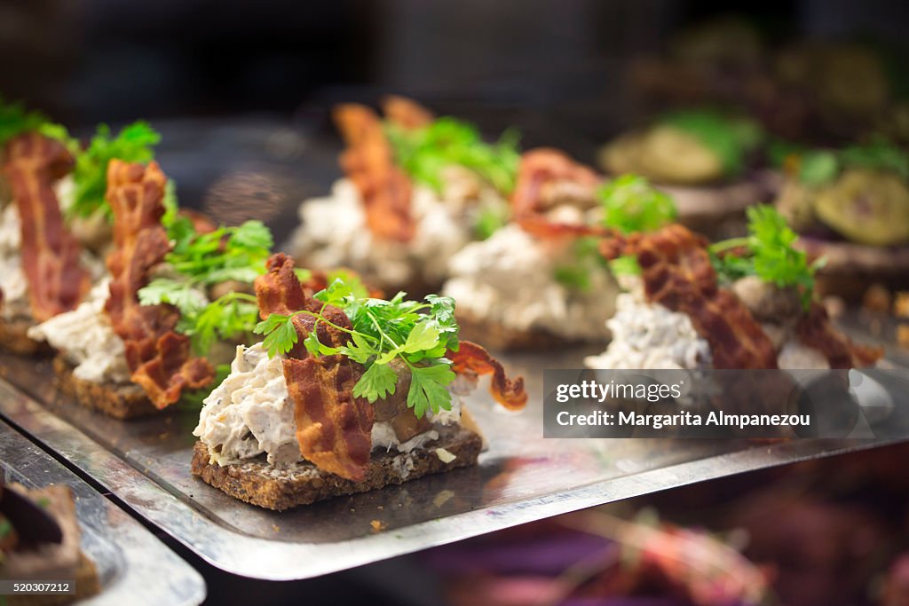 Smørrebrød with crispy bacon
