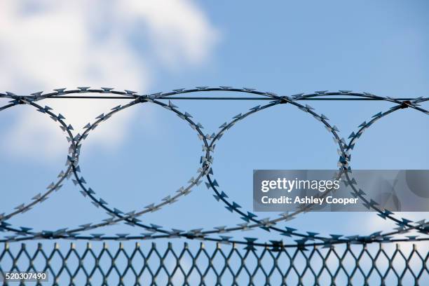 razor wire round a petrochemical plant on teeside, uk. - arame - fotografias e filmes do acervo