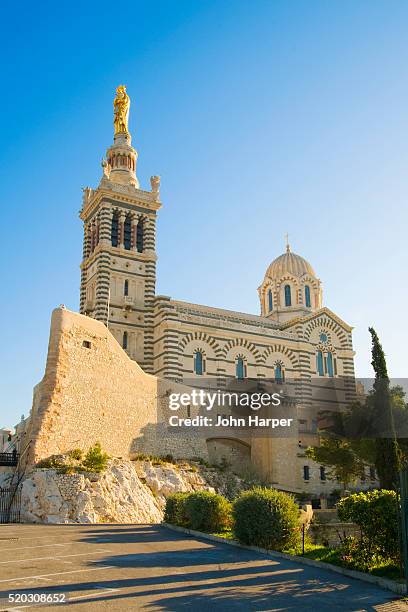 notre dame de la garde cathedral in marseille - notre dame de la garde marselha - fotografias e filmes do acervo