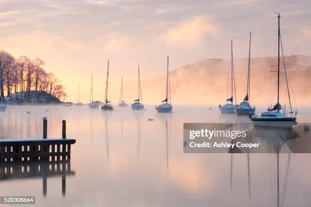 lake windermere in the lake district at sunrise during the december 2010 cold snap, with temperatures below minus 10. - season 10 stock-fotos und bilder