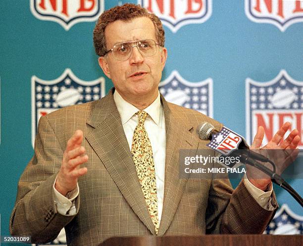 240 Commissioner Paul Tagliabue News Conference Stock Photos, High-Res ...
