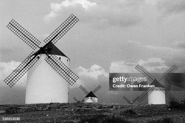 field of windmills - campo de criptana stockfoto's en -beelden