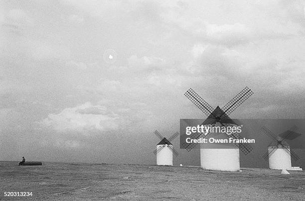 field of windmills - campo de criptana stockfoto's en -beelden