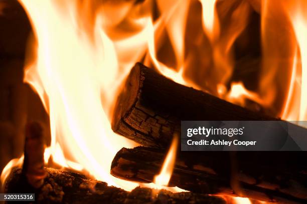 log burning in stove - brandhout stockfoto's en -beelden