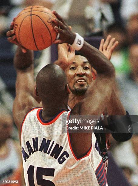 Houston Rockets forward Scottie Pippen defends against Phoenix Suns forward Danny Manning during the second half of their match 25 April 1999 in...