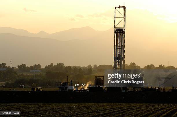 fracking tower, colorado - fracking fotografías e imágenes de stock