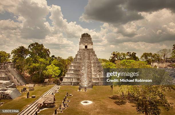 temple 1 at tikal - maya stockfoto's en -beelden