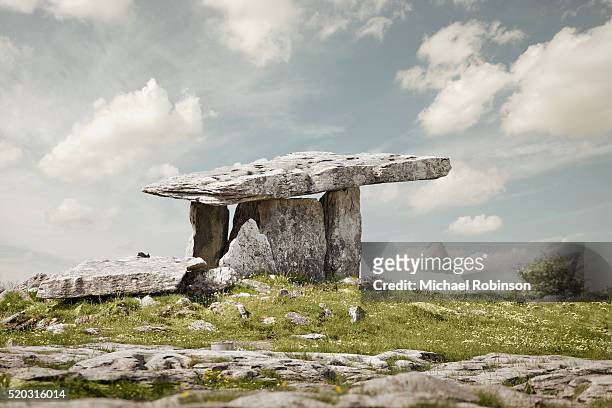poulnabrone dolmen, burren, clare, ireland - doelman stock-fotos und bilder