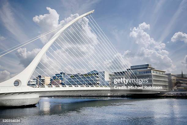 samuel beckett bridge over the river liffey, dublin ireland - harpe photos et images de collection