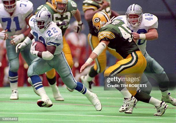 Dallas Cowboys running back Emmitt Smith cuts around teammate Daryl Johnston as Johnston makes a block on Green Bay Packers safety Mike Prior during...