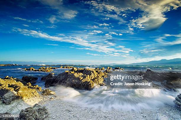 rocky shoreline at kaikoura - カイコウラ ストックフォトと画像