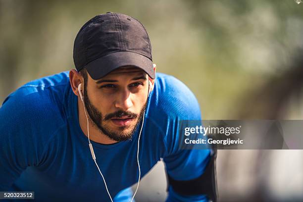 trouver l'inspiration au centre de remise en forme - casquette photos et images de collection
