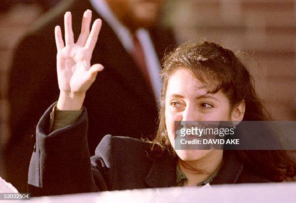 Lorena Bobbitt waves to cheering demostrators as she leaves the Prince William County Courthouse in manassas, VA, 18 January 1994 after the fifth day...