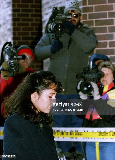 Cameramen train their cameras on Lorena Bobbitt as she arrives at the Prince William County Courthouse 18 January 1994 for the fifth day of her trial...
