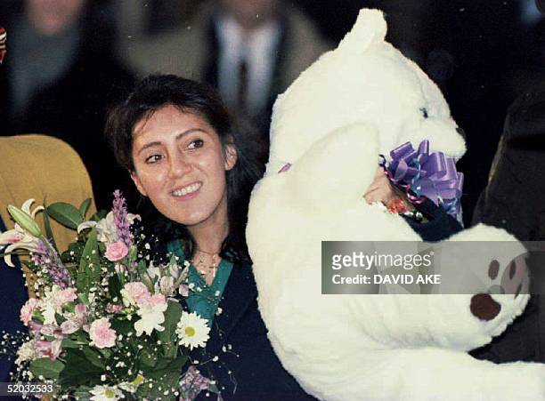 Lorena Bobbitt leaves the Prince William County Courthouse in Manassas, VA, 20 January 1994 carrying a stuffed bear and flowers after the seventh day...