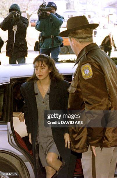 Lorena Bobbitt arrives at Prince William County Court House in Manassas, VA, 10 January 1994 for the first day of her trial on charges of malicious...